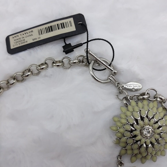 Ann Taylor Flower Necklace New With Tag - Picture 5 of 5